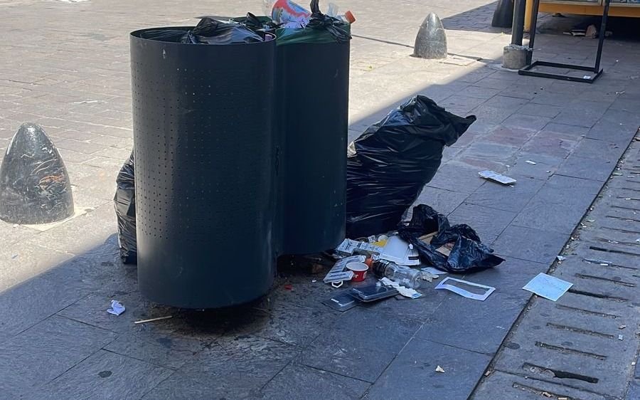 Denuncian acumulación de basura en una calle del centro platense