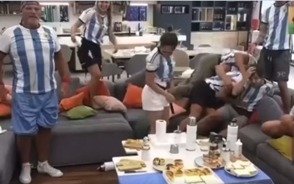 Abrazos forzados: el festejo del gol en Gran Hermano reflejó el clima de la Casa