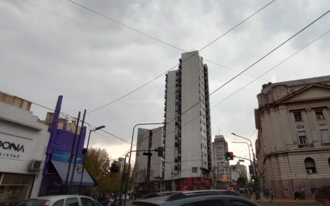Hay alerta por tormentas y granizo en La Plata: el viento ya dejó secuelas