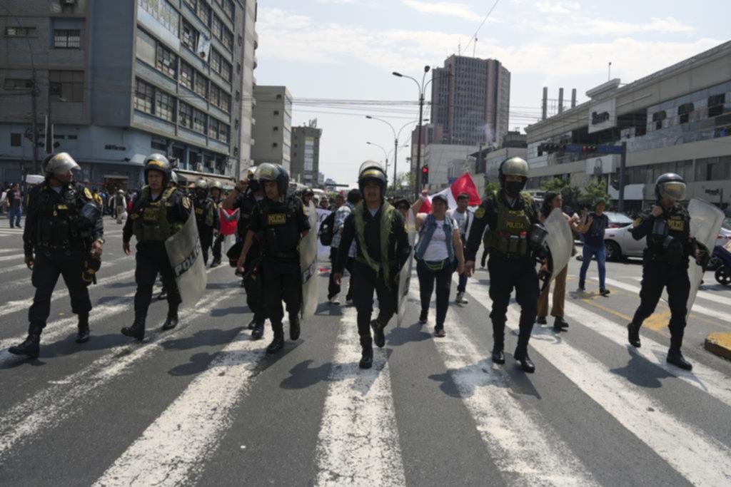 Tensión en Perú: siguen las protestas, con el pedido de elecciones