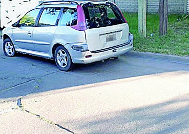 Inquietud por un auto que lleva varios días en la calle