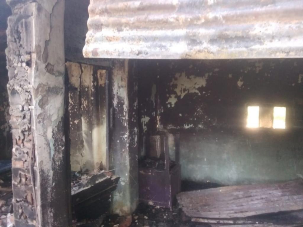 Se incendió una casa en Los Hornos y sospechan que fue intencional