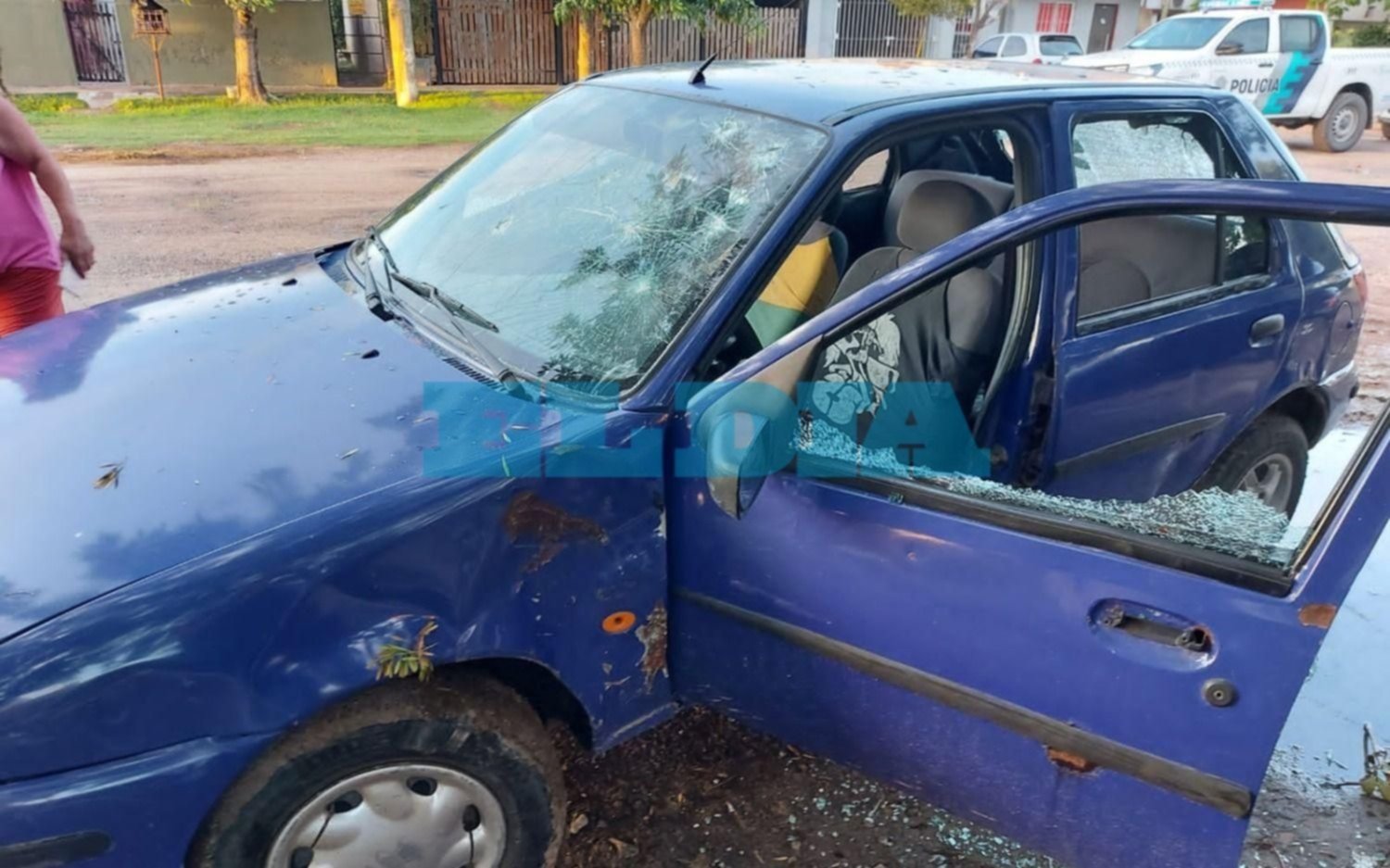 "Me arruinaste la vida": una mujer le destrozó el auto a martillazos a su ex en Berisso