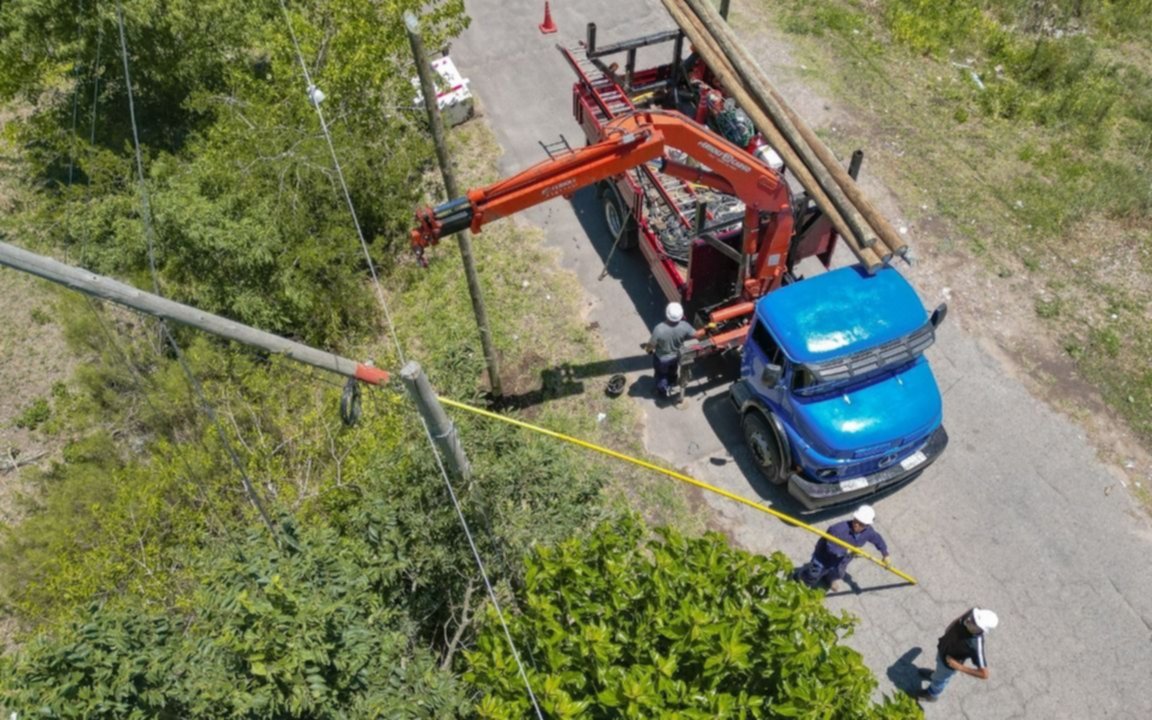 La tormenta tiró árboles y postes: se va normalizando el servicio eléctrico en los barrios