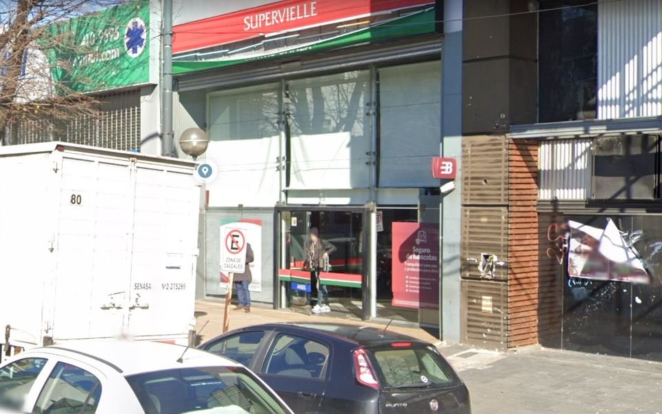 La Plata: sin armas ni rompiendo nada, se metió a un banco en Avenida 7