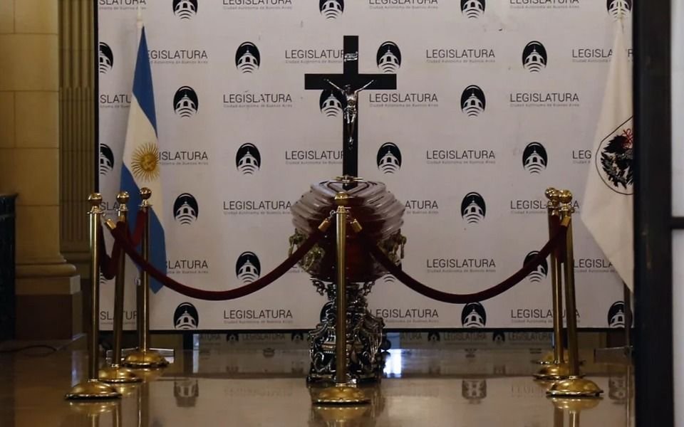 Último adiós a Pinky: velan sus restos en la Legislatura porteña