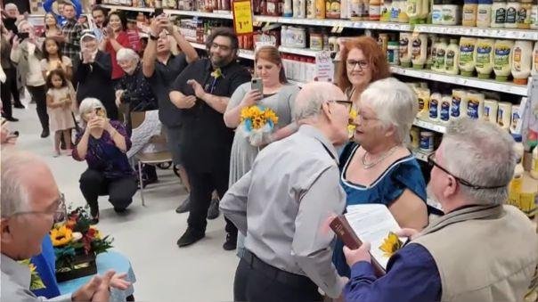 Dieron el sí en el pasillo del supermercado donde se conocieron