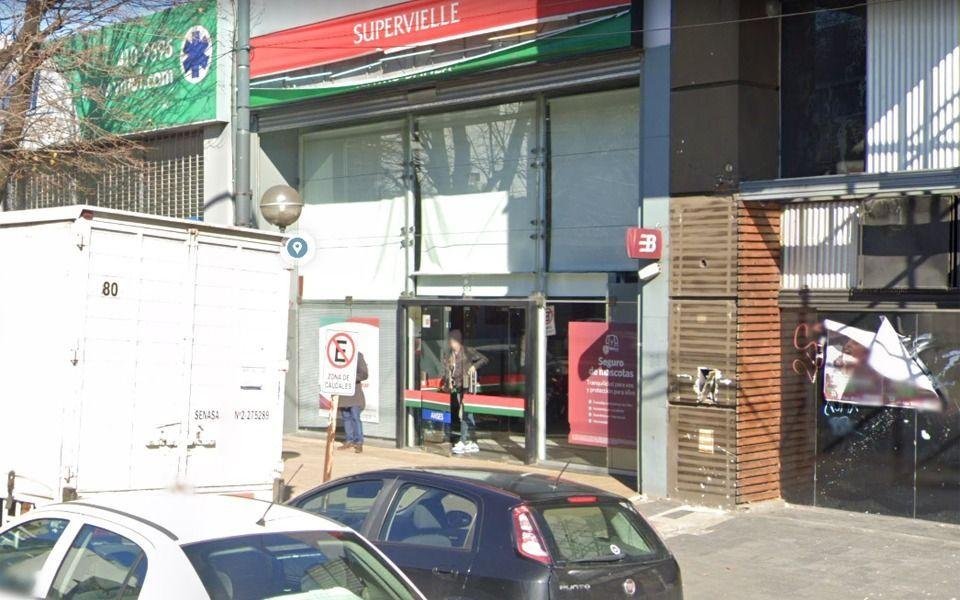 El sueño de todo ladrón: vio la puerta del banco abierta y se metió a robar