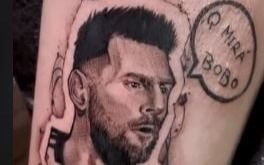 Messimanía: un hincha argentino se tatuó la frase "¿Qué mirás bobo? y fue viral