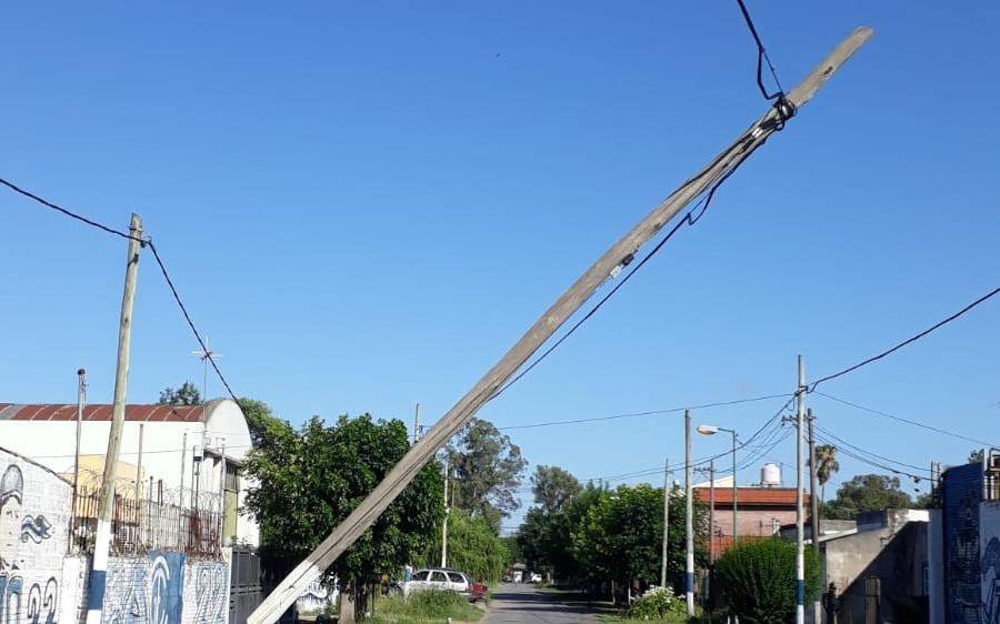 Vecinos de un barrio platense temen por la caída de un poste: "Hace 5 días está así"