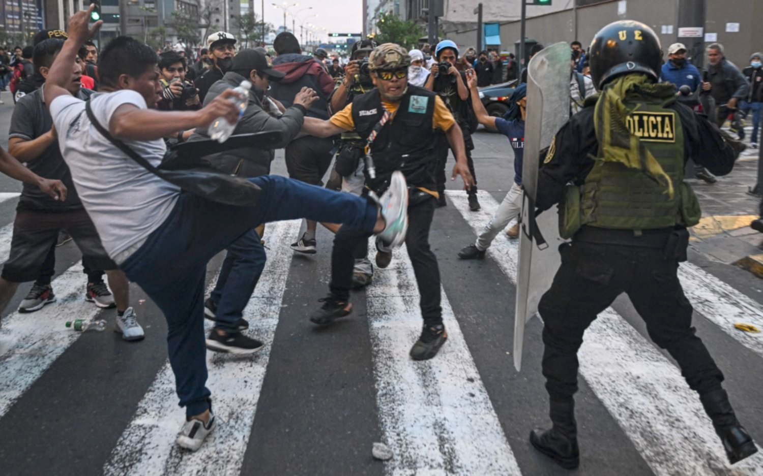 Se agrava la crisis de Perú: protestas, rutas y aeropuertos bloqueados, y llamado a una huelga