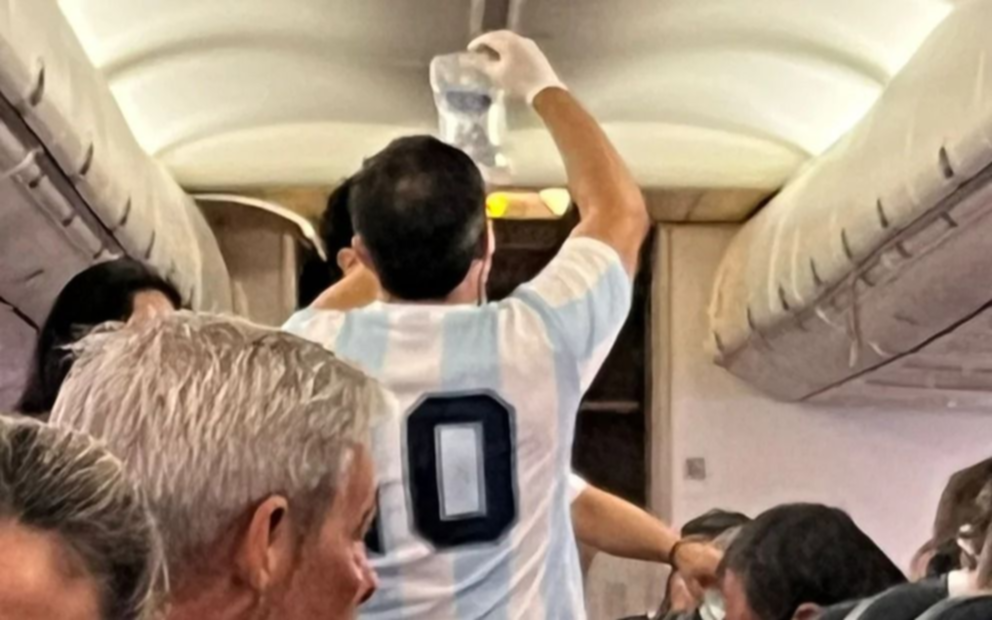 Sufrió un infarto en pleno vuelo durante el partido contra Países Bajos y lo salvó “Dios”