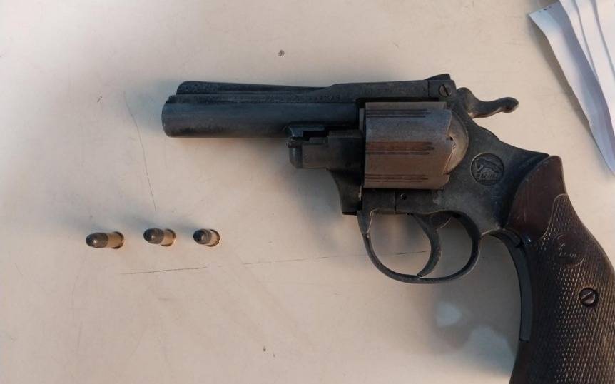 Detienen a sujeto por intento de robo con un arma en Bernal