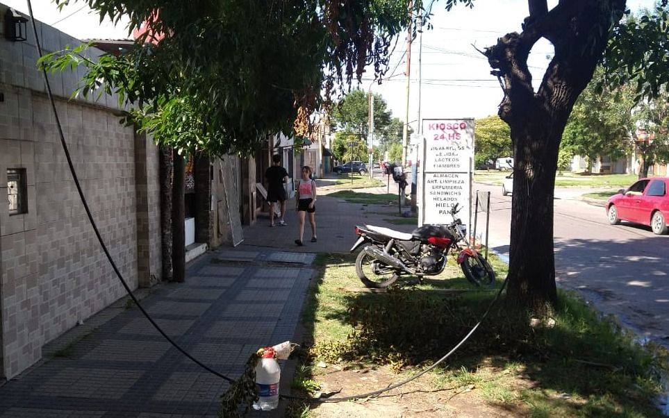 Peligro en Villa Elvira por un cable de electricidad en la vereda