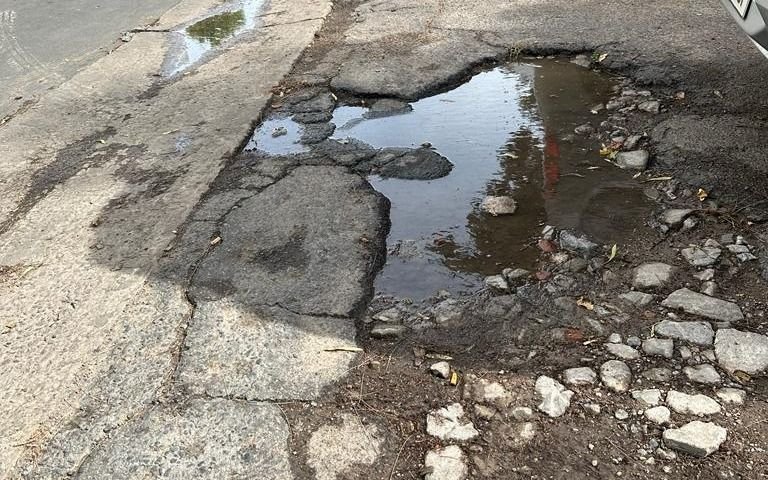 Calles destrozadas frente al Instituto Médico Platense