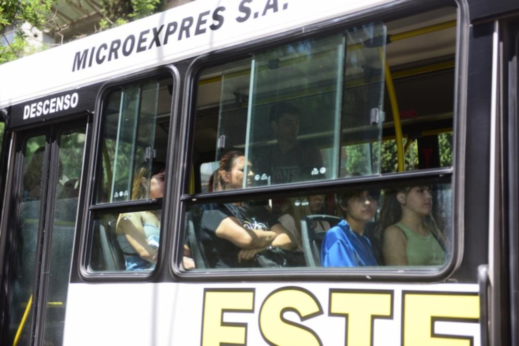 Recomiendan retomar el uso de barbijo en lugares cerrados, además del transporte público