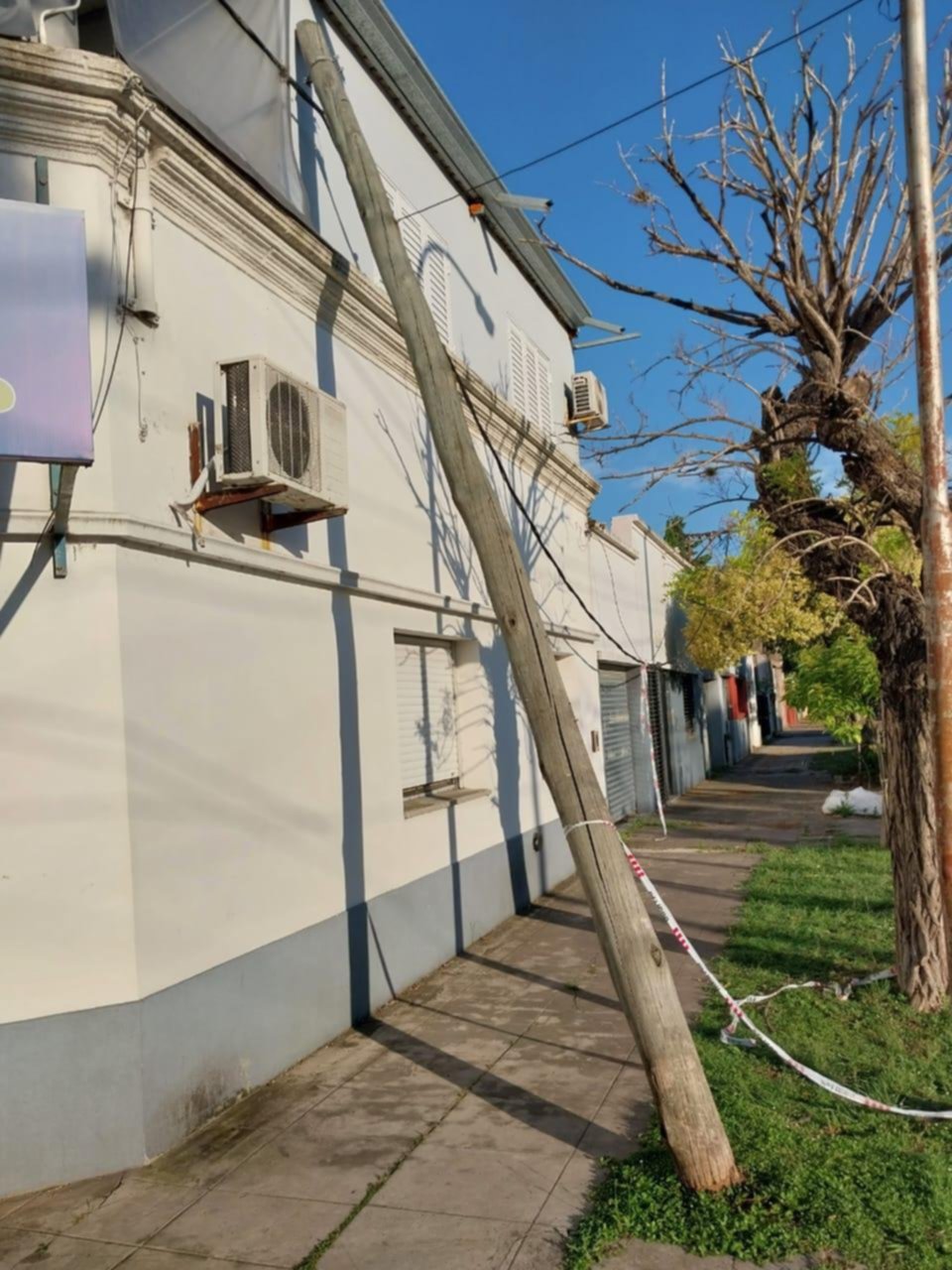 Peligro por un tendido de servicios en Berisso