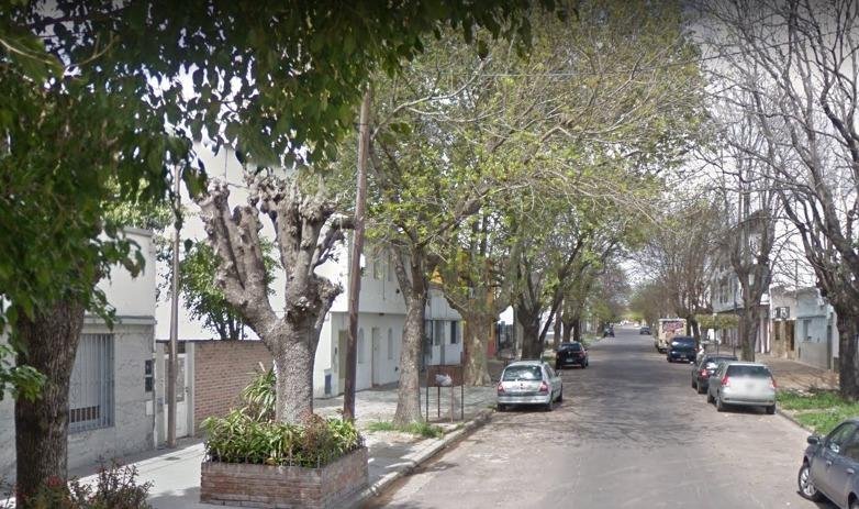 Baldeaba la vereda y quedó a merced de tres delincuentes