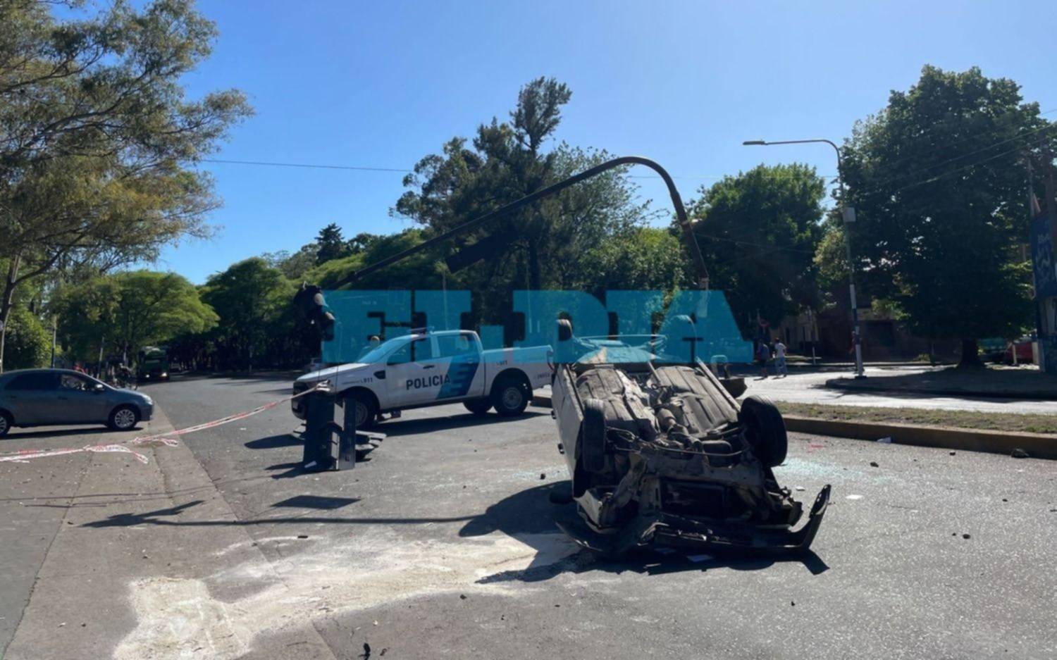 Chocó, arrancó el semáforo y volcó: tremendo accidente en La Plata, a metros de la cancha de Gimnasia