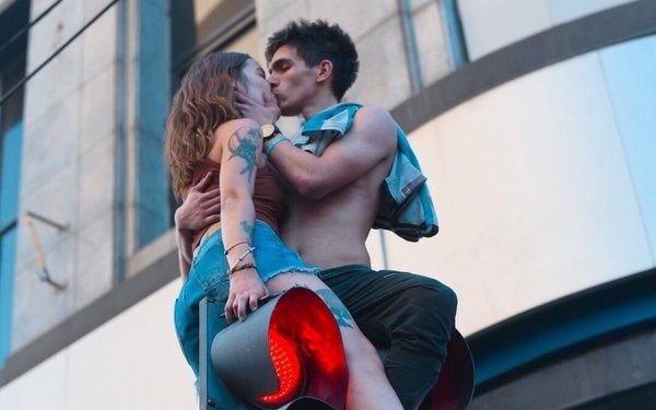 Amor celeste y blanco en 7 y 50: la foto viral del beso apasionado