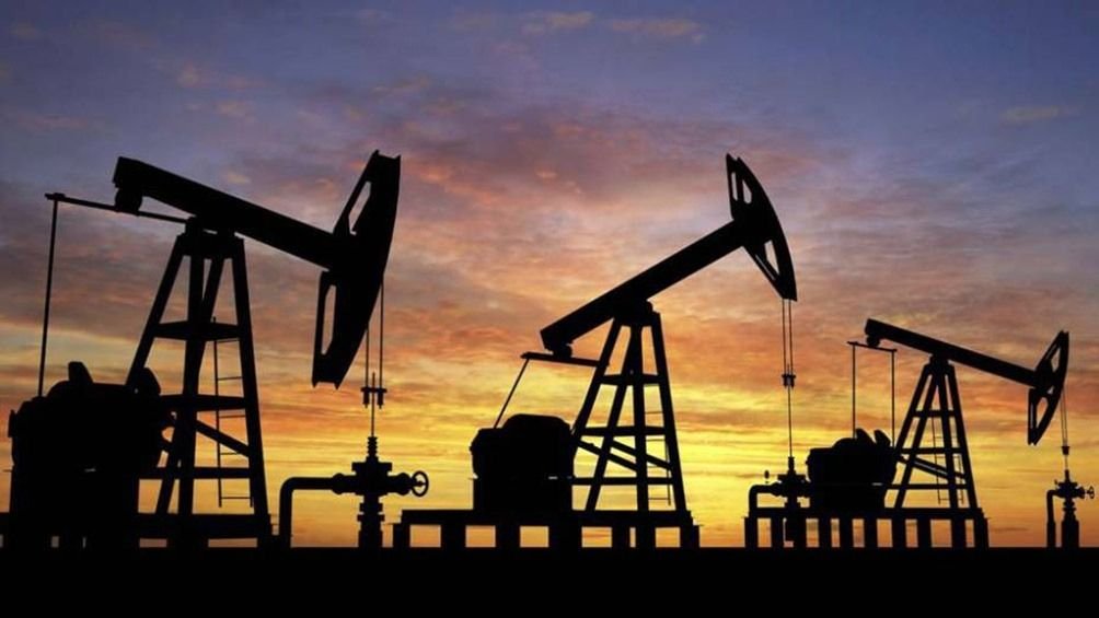 Tercera suba del petróleo tras nuevos pronósticos de un alza de precios para 2023