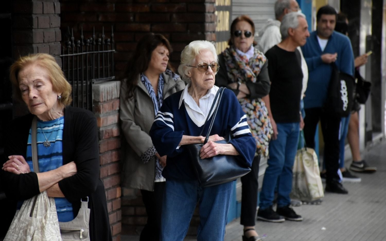 Mañana pagan jubilaciones hasta $50.125 a titulares con DNI finalizado en 5 y 6 con aumento 15,62%