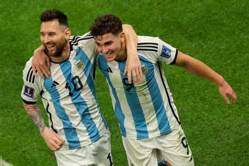 Messi y Álvarez, leyenda y revelación en la Selección