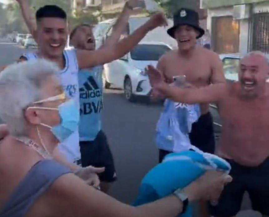 El fanatismo por la abuela viral y otras locuras de la hinchada argentina en el país y en Qatar