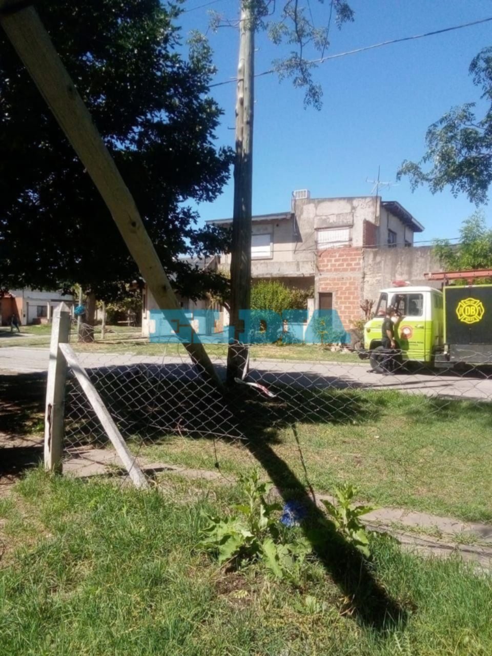 Familia alarmada en Romero por la caída de un poste del tendido telefónico