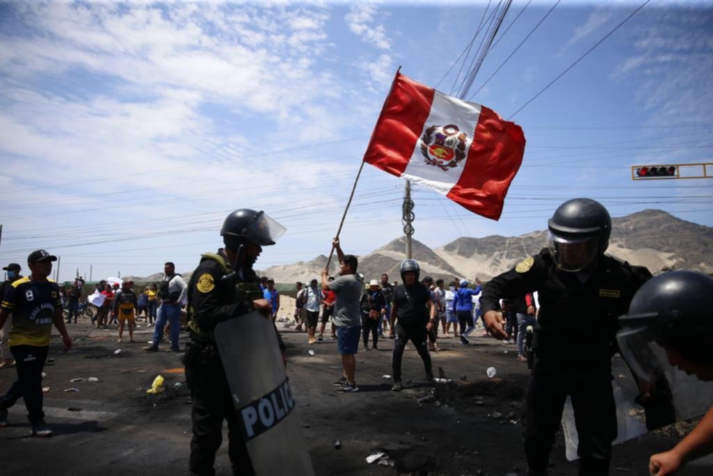 Castillo seguirá preso: las calles de Perú, al rojo vivo