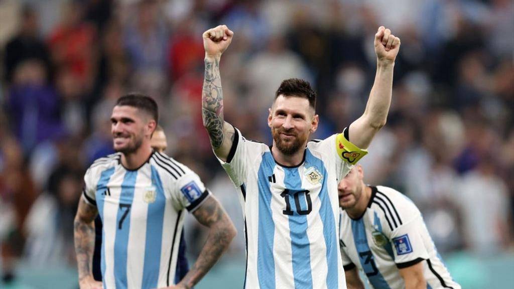 Camiseta celeste y blanca para la final