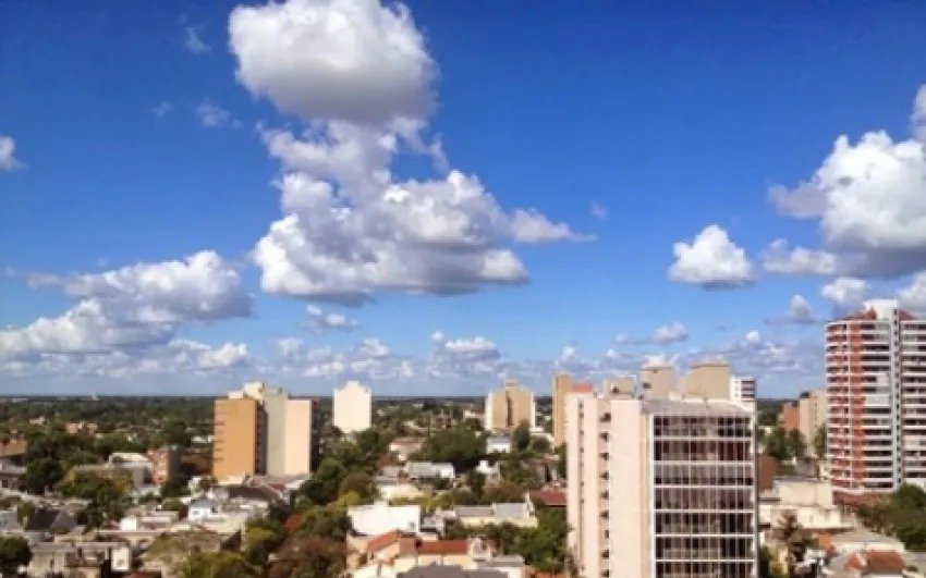 Viernes con cielo algo nublado