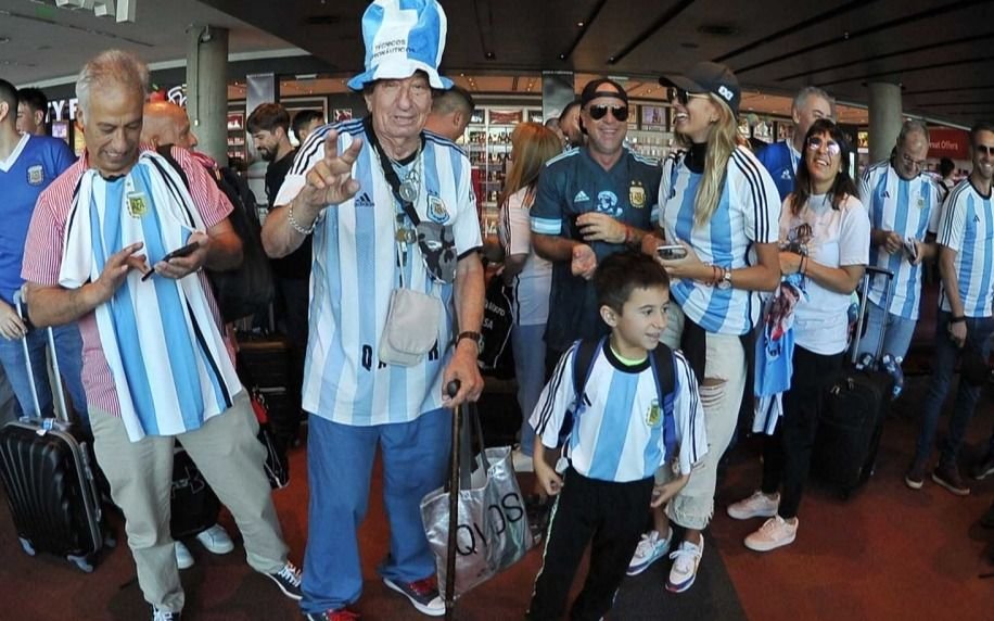 Con la fe intacta: salió otro vuelo repleto de hinchas argentinos hacia Qatar