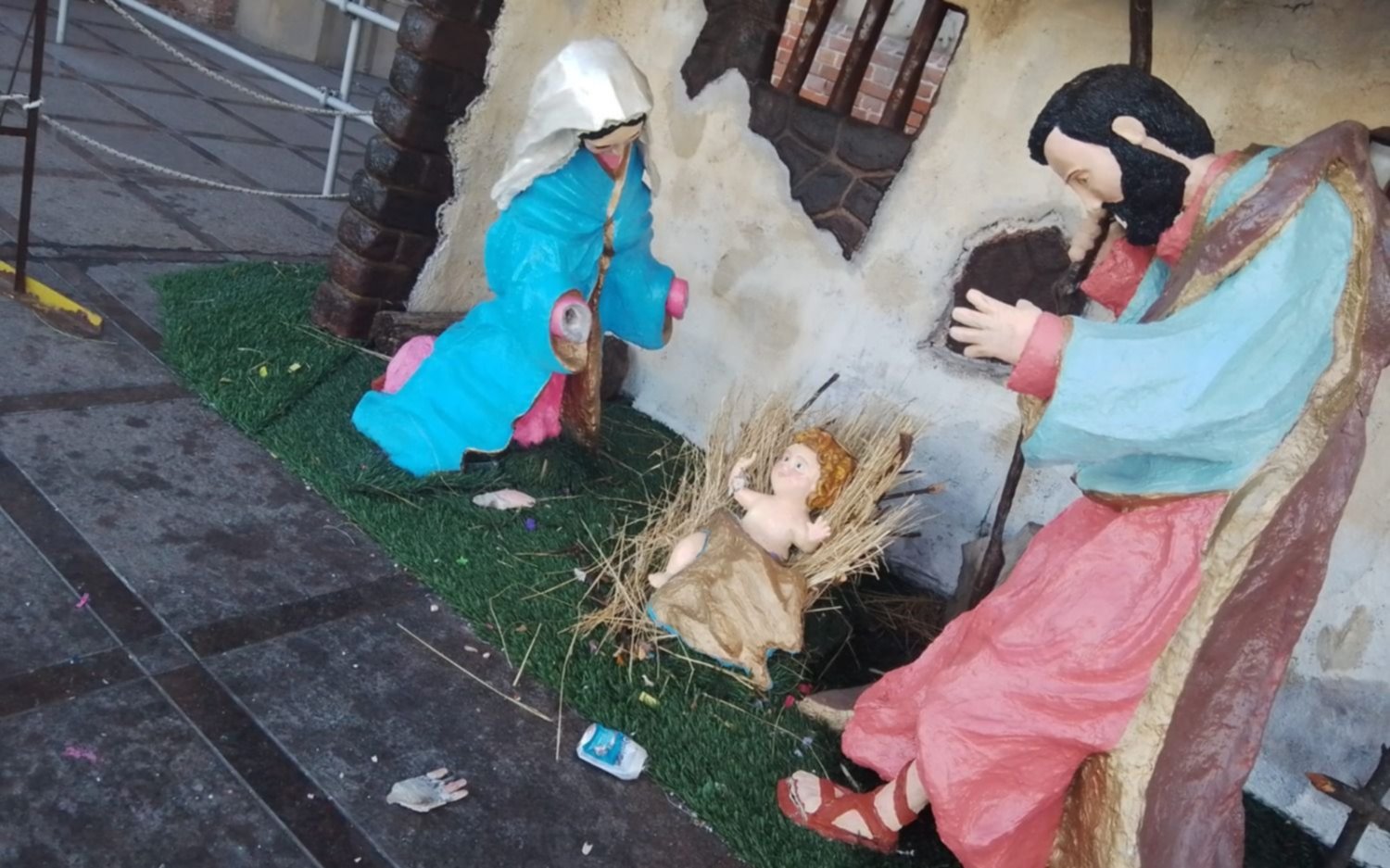Recibidas: vandalizaron el pesebre de la Catedral platense