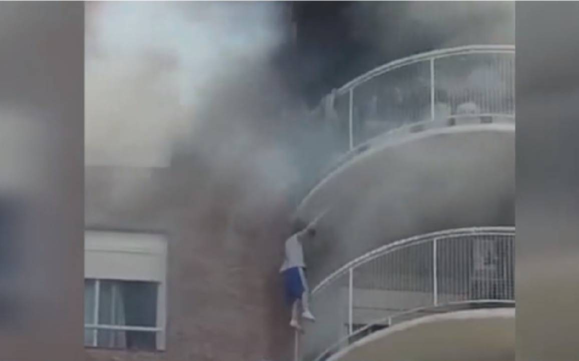 Un nenito se colgó del balcón de un piso 13 para escapar de un incendio en Tigre