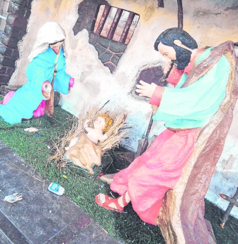 Los festejos de graduación en la Catedral, con alcohol música y daños a un pesebre