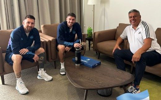 Messi, De Paul y Chiqui Tapia posaron  juntos antes de la Final