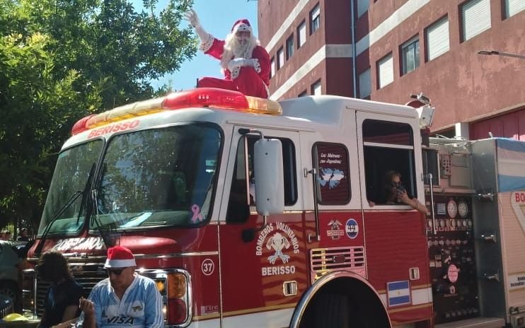 Papa Noel sorprendió a los niños a bordo del autobomba en las calles de Berisso