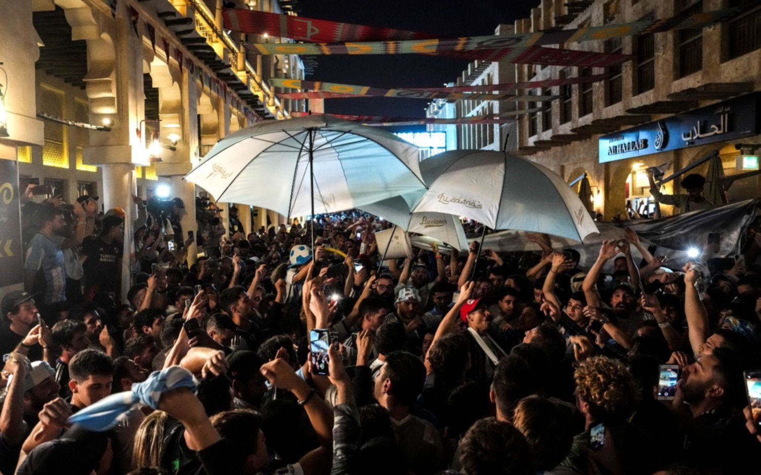 Los hinchas argentinos respetaron la cábala y realizaron el último banderazo en Qatar