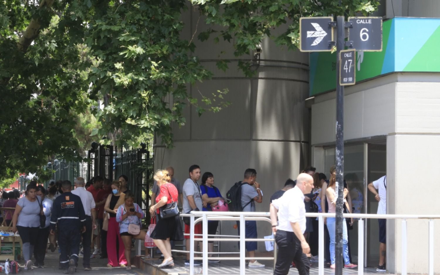 Colas en cajeros y difícil para conseguir efectivo