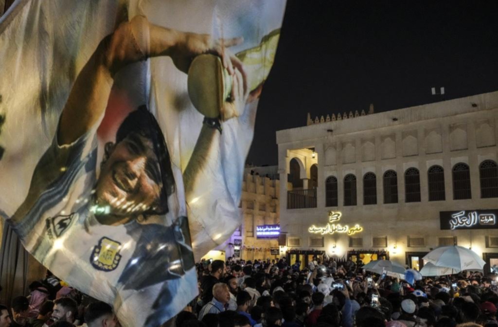 Apoyo total y cábalas: el último banderazo en Qatar