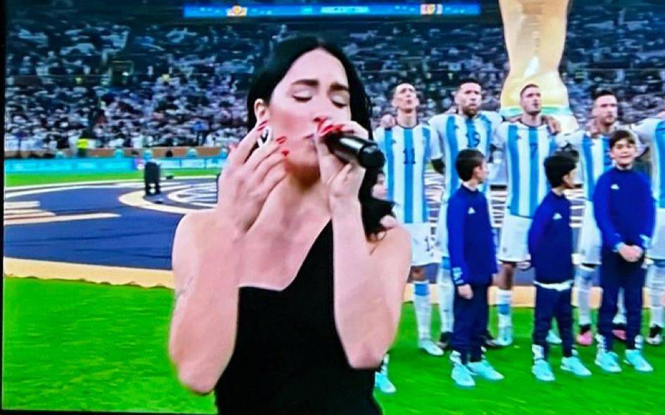 VIDEO. Lali Espósito cantó el Himno en la final: así lo entonaron jugadores e hinchas