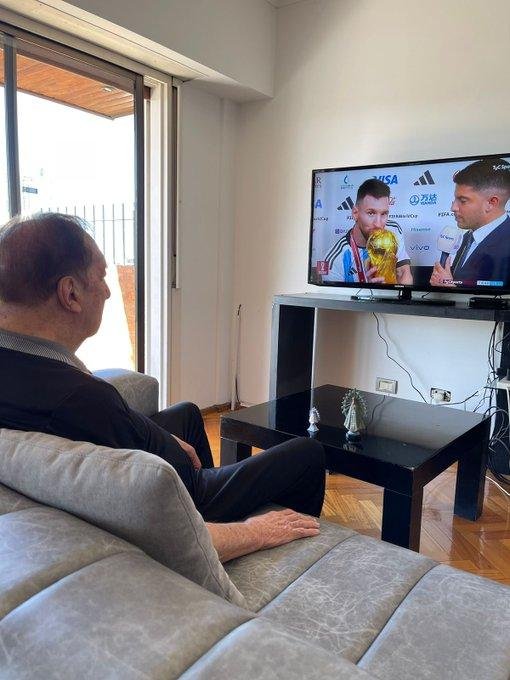 ¡Qué linda alegría para el Narigón! La emotiva foto del Doctor frente a la tele
