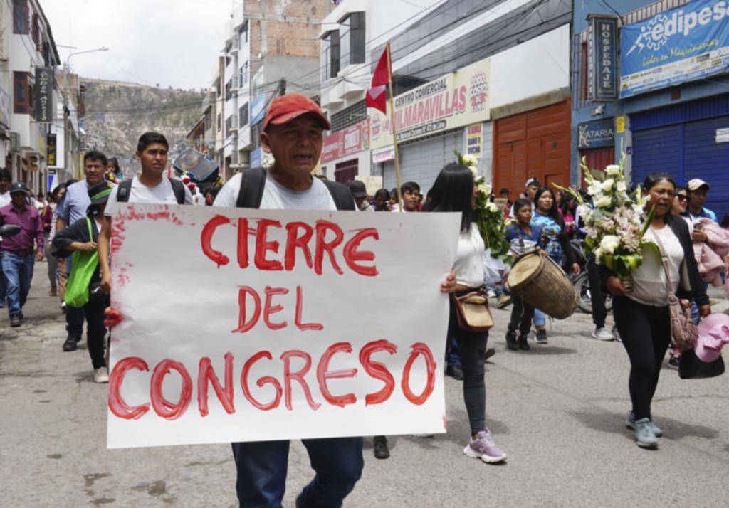No renuncia: a pesar de las violentas protestas