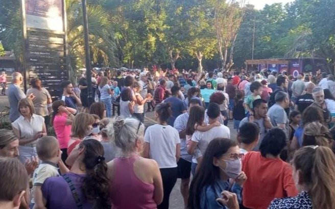 Grupo de vecinos protestan por el parque acuático municipal