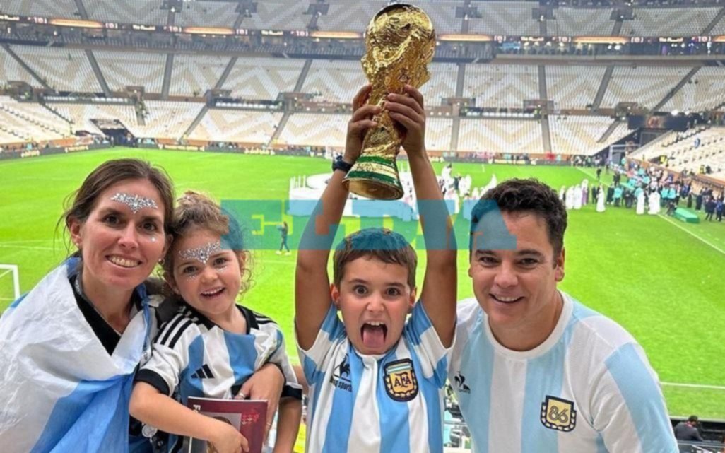 De La Plata a Qatar: llevaron una réplica de la Copa y se sacaron fotos hasta familiares de los campeones