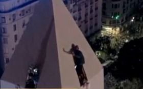 ¡Qué vértigo! Un hincha se trepó hasta lo más alto del Obelisco para festejar el triunfo de Argentina