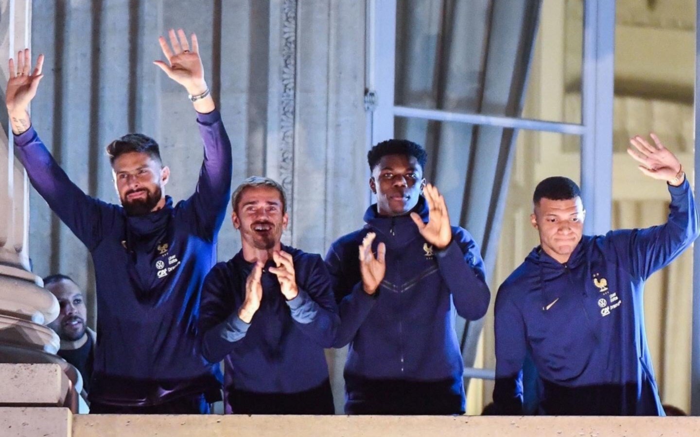 La selección de Francia recibió una multitudinaria recepción a su regreso de París