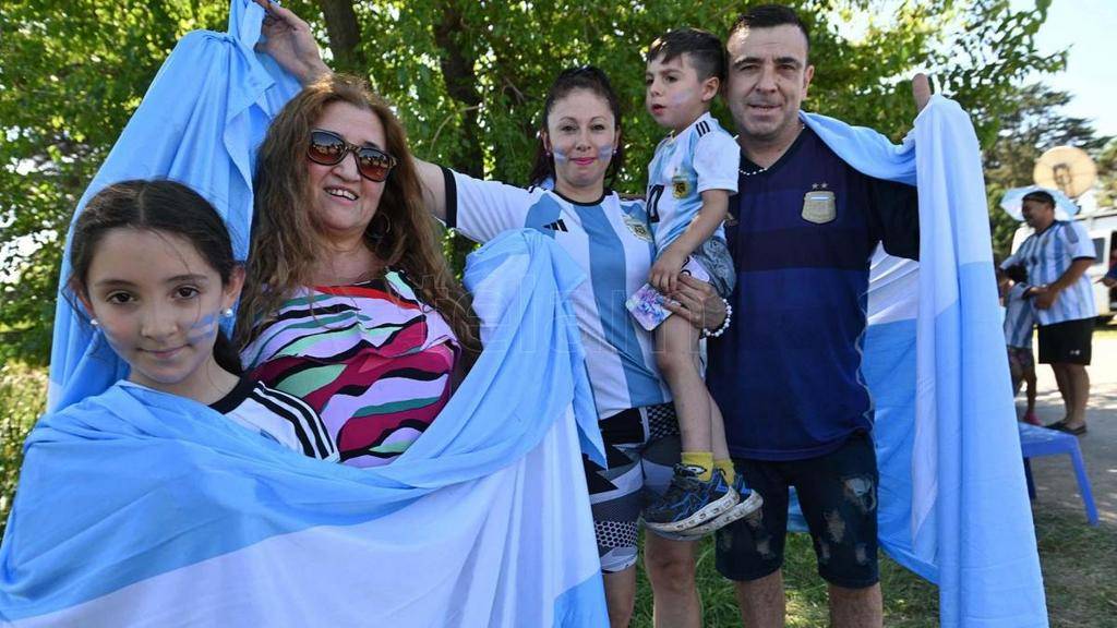 Una multitud esperó a la Scaloneta en el predio de la AFA
