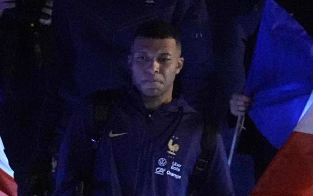 Críticas a Macron por el consuelo a Mbappé